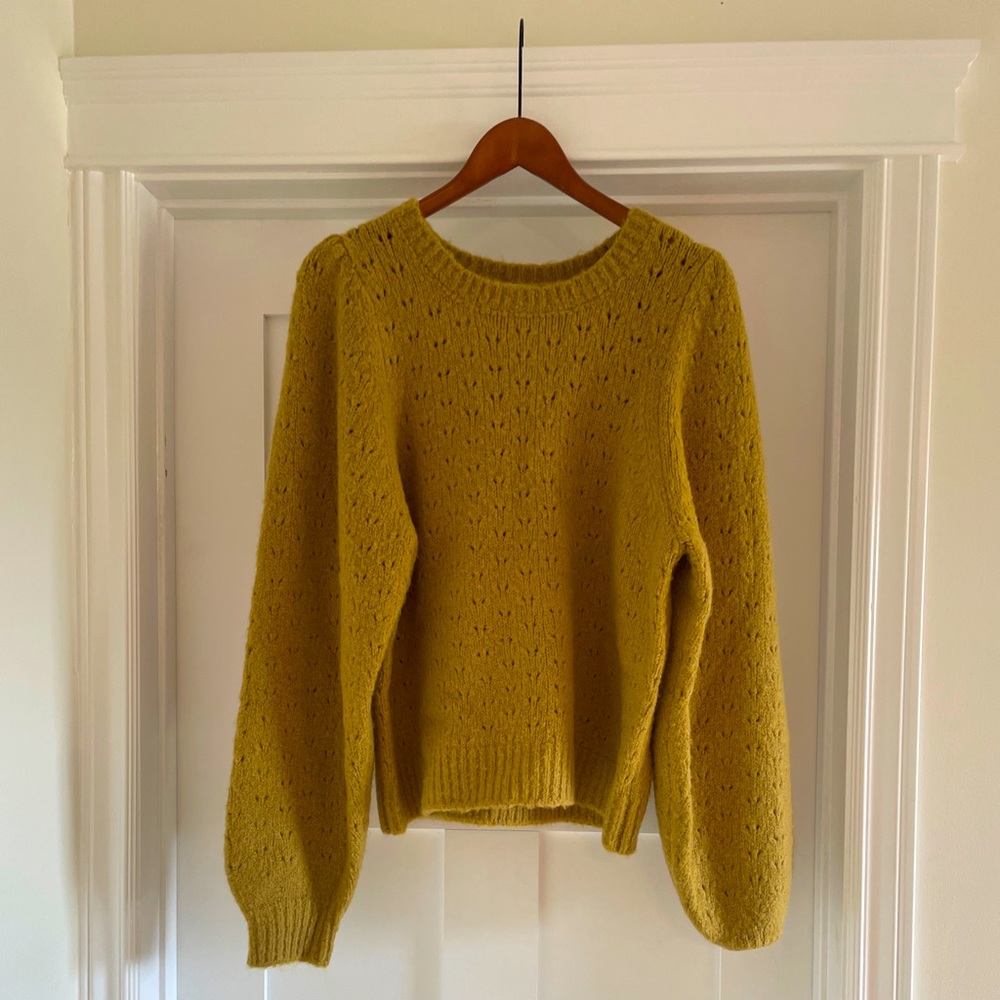 Women’s Rylee + cru gold balloon sleeve sweater. Very good condition.